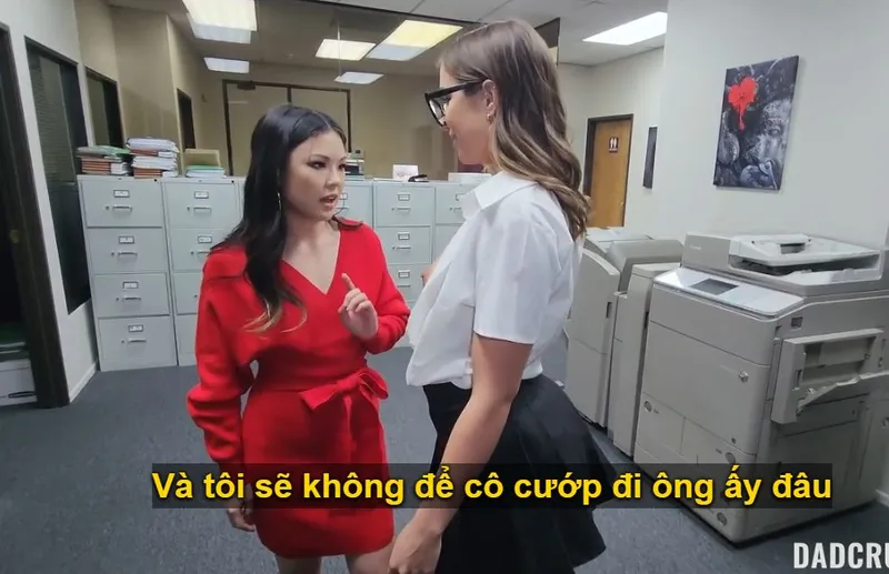 Bố dượng trúng số trả bài cùng lúc bé xinh và em trợ lý riêng